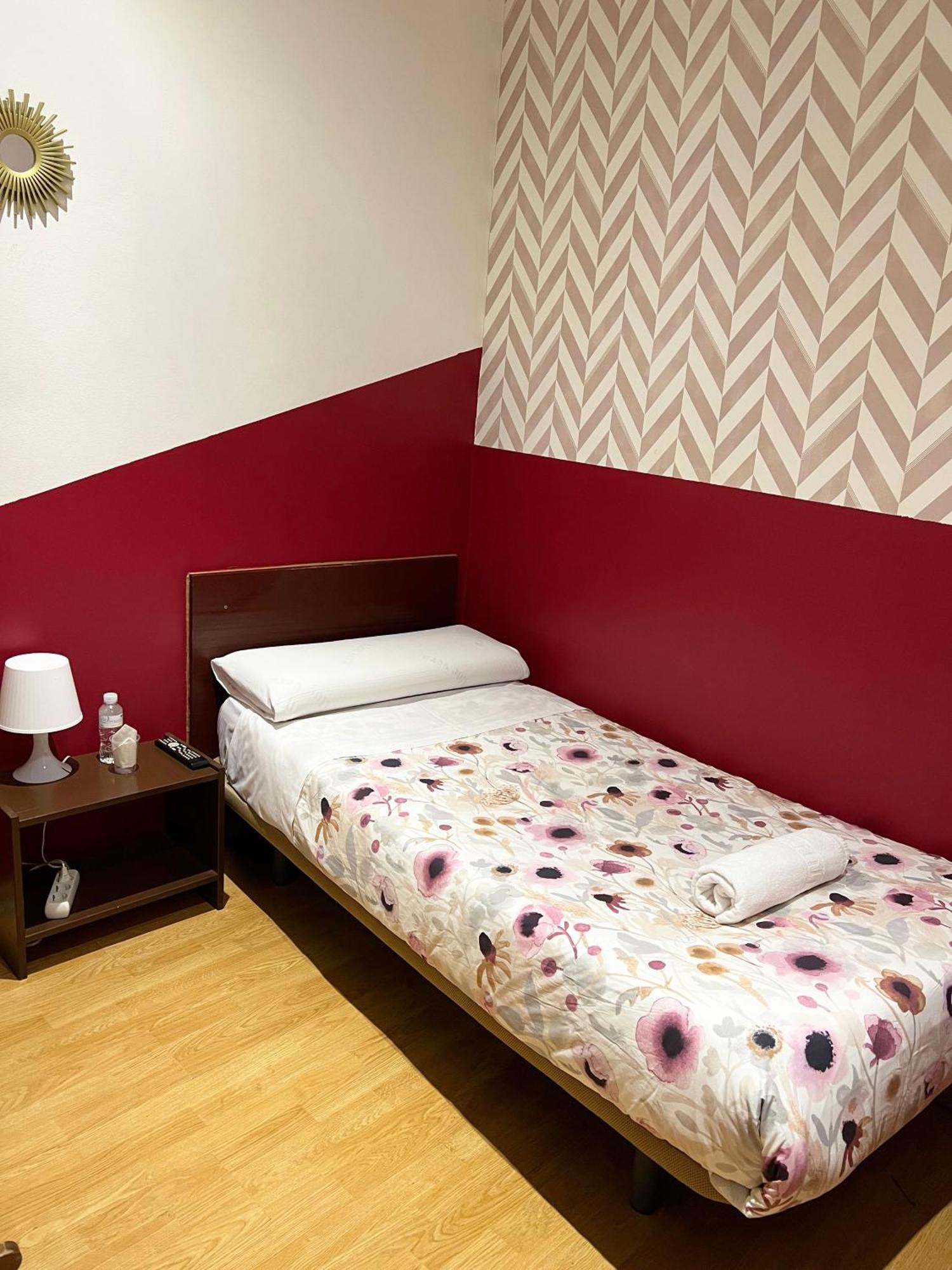 Hostal Abaaly Madrid Eksteriør billede